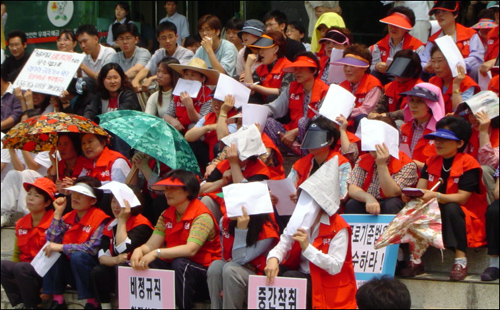 지난 21일 전남대학교에서 미화원, 경비원 등으로 일하고 있는 용역직들이 '법정임금 보장'을 촉구하는 집회를 갖고 있다. 